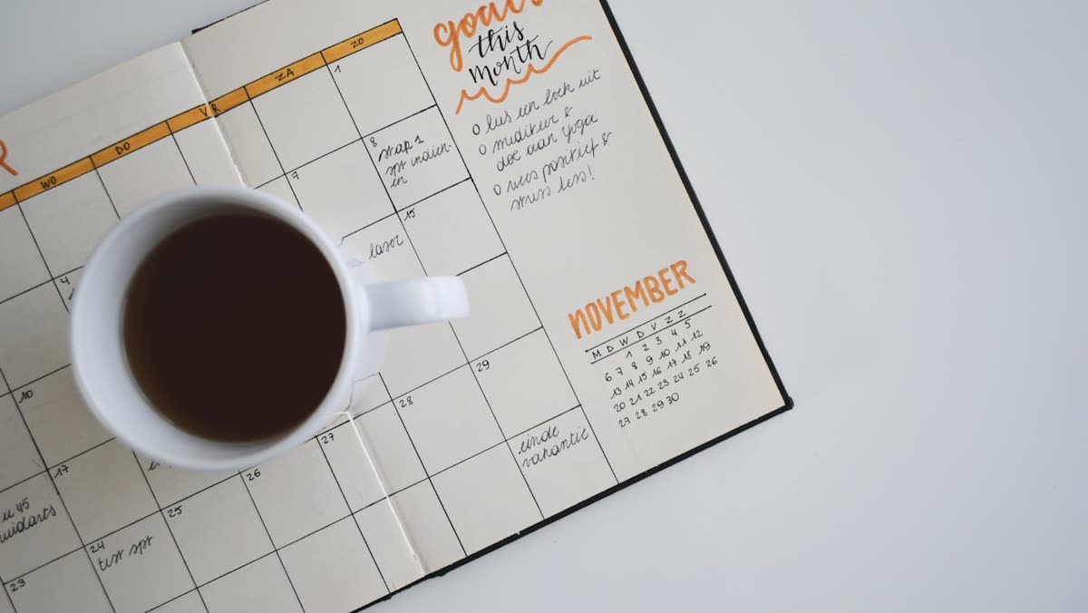 Calendar planning timed WhatsApp follow-up reminders for sales