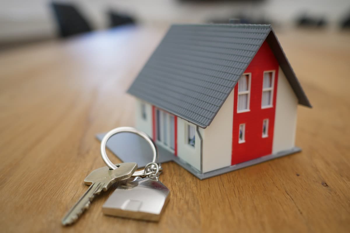 House keys representing real-estate WhatsApp site-visit broadcasts